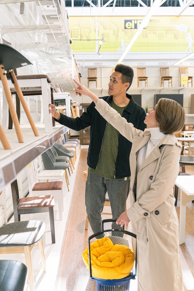 Clientes de Ikea comprando en tienda durante el Black Friday pasado