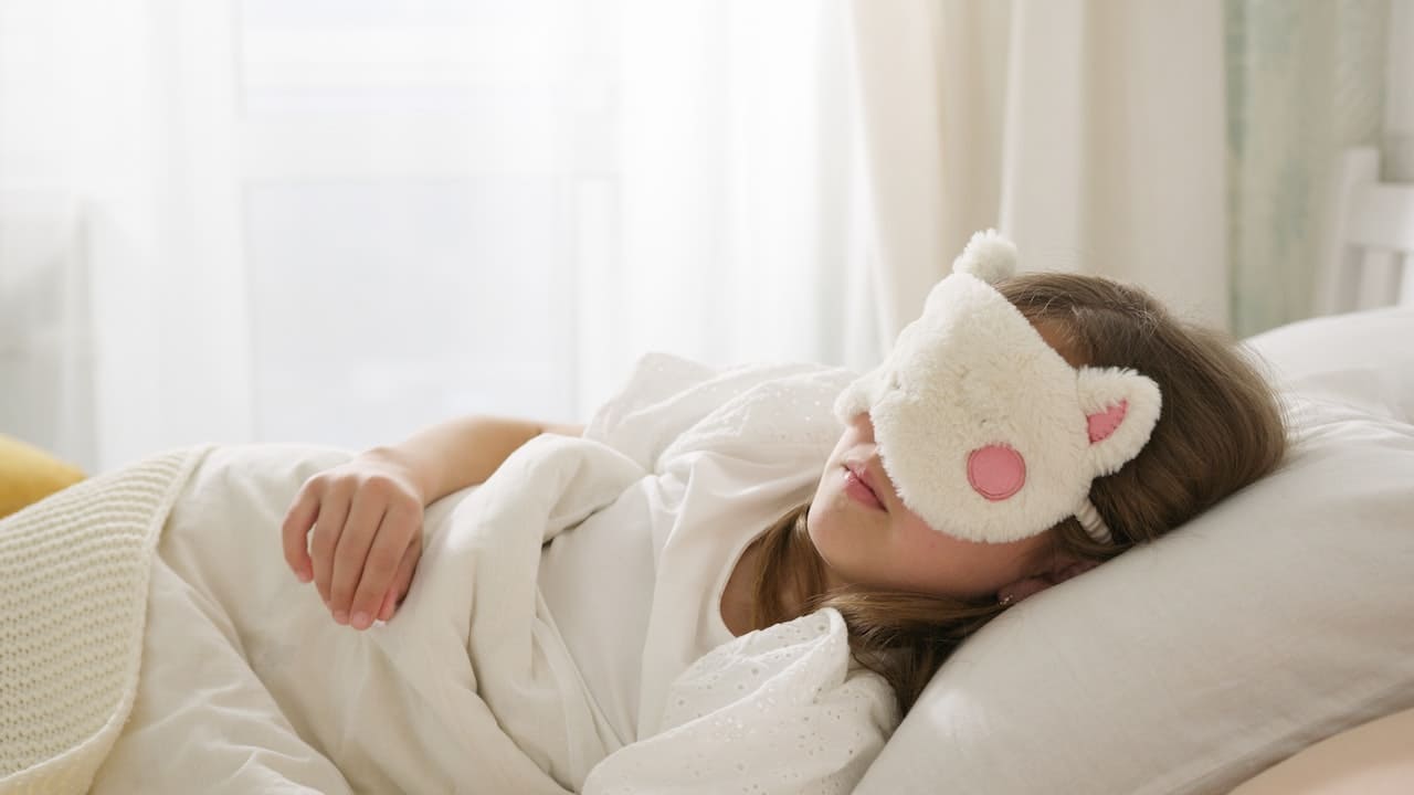 niña durmiendo en cama montesori